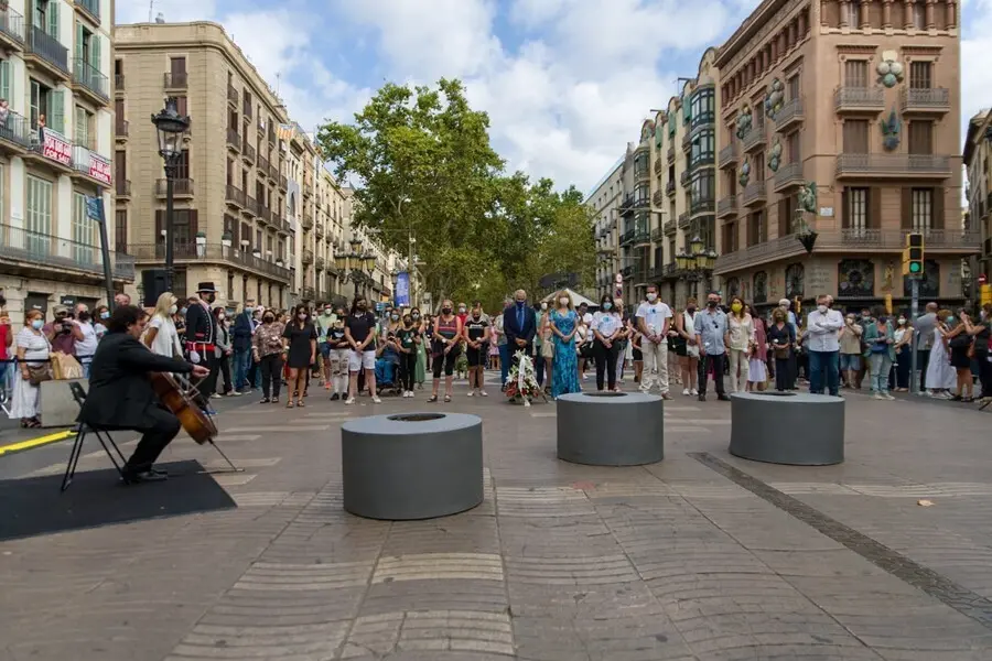 Aragon&egrave;s, Colau, Batet y Raquel S&aacute;nchez recuerdan el atentado del 17A junto a v&iacute;ctimas y familiares en La Rambla de Barcelona