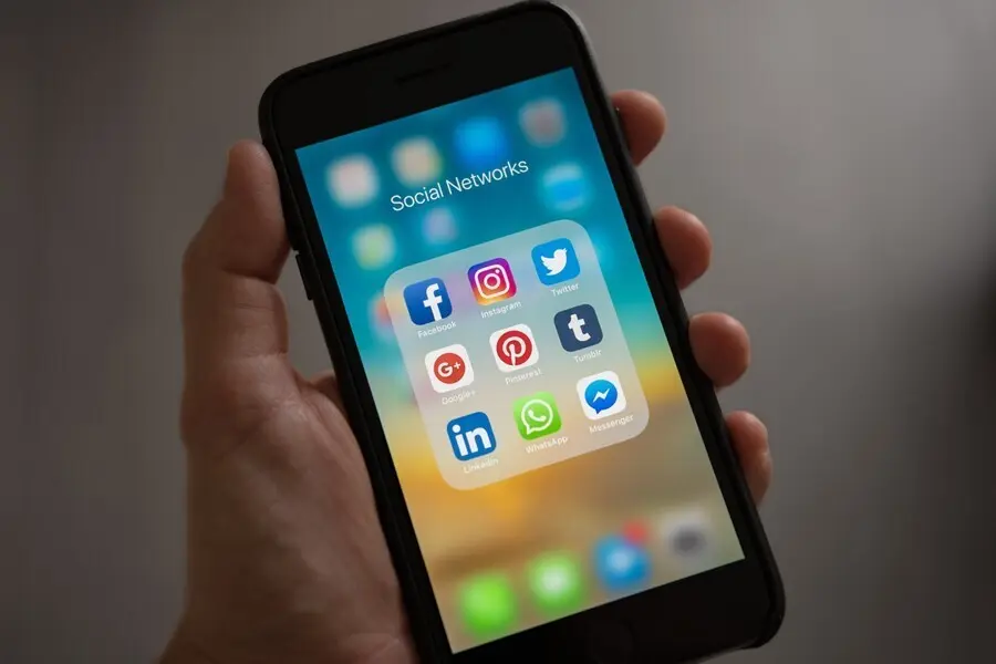 Archivo - M&oacute;vil con redes sociales