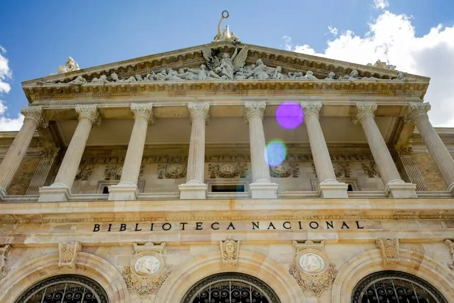 Archivo - Fachada de la Biblioteca Nacional de Espa&ntilde;a (BNE), reabierta desde ayer a servicios presenciales permite desde hoy las consultas de sus fondos, que deber&aacute;n realizarse con petici&oacute;n anticipada y cita previa, y ya ha recibido m&aacute;s de una veintena de