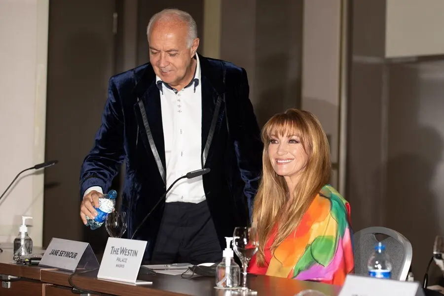 Archivo - (I-D) El productor Jos&eacute; Luis Moreno y la actriz brit&aacute;nica Jane Seymour durante la rueda de prensa de la serie 'Glow & Darkness', en Madrid (Espa&ntilde;a), a 26 de octubre de 2020.