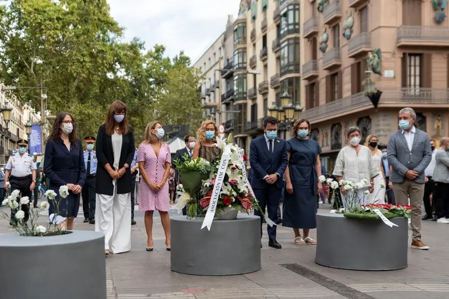 La presidenta del Parlament, Laura Borr&agrave;s (2i); la presidenta del Congreso, Meritxell Batet (4i); el presidente de la Generalitat, Pere Aragon&egrave;s (5i); la alcaldesa de Barcelona, Ada Colau (6i); y el primer teniente de alcalde de Barcelona, Jaume Collboni 