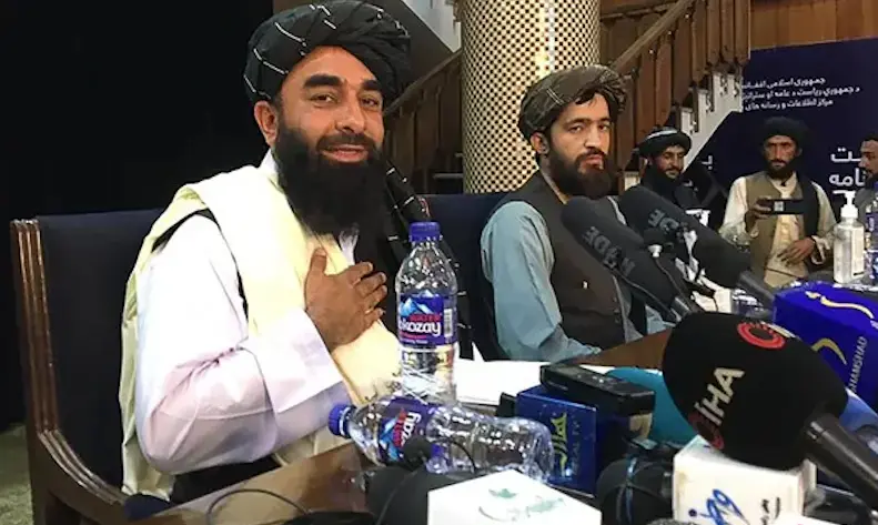 El portavoz talib&aacute;n Zabihullah Mujahid (izq.) gesticula mientras llega a dar la primera conferencia de prensa en Kabul el 17 de agosto de 2021 Fotograf&iacute;a: Hoshang Hashimi/AFP/Getty Images