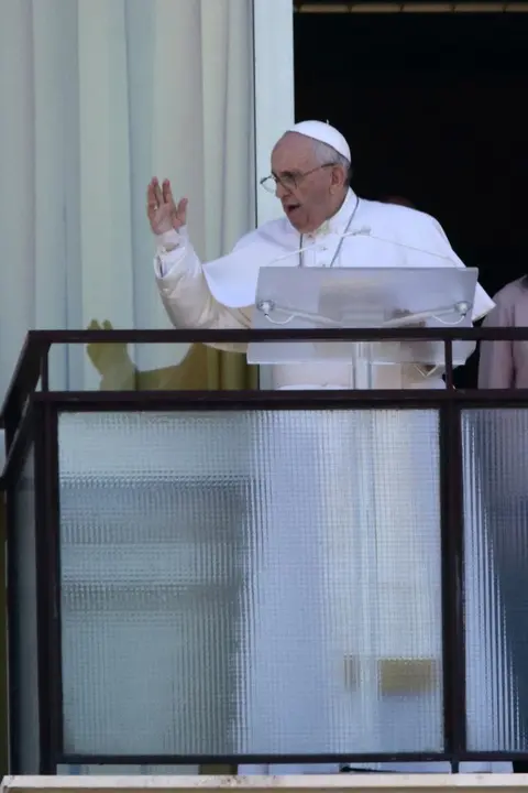 Archivo - El papa Francisco, durante el rezo del &aacute;ngelus, desde el hospital Policlinico Gemelli, donde permanece ingresado, a 11 de julio de 2021, en Roma (Italia). 