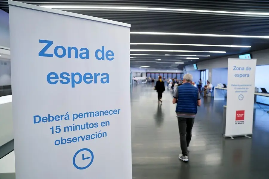 Archivo - Un hombre entra en la zona de espera, despu&eacute;s de recibir la dosis con la vacuna de Pfizer en el Wanda Metropolitano