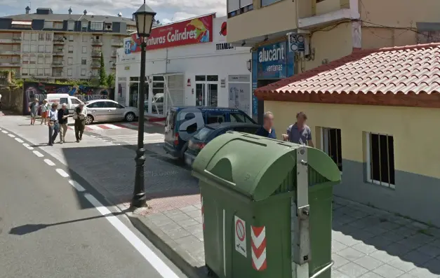 Varias personas transitan por la localidad de Colindres. / ALERTA