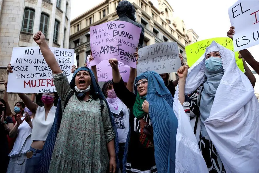 ujeres afganas residentes en Barcelona acompa&ntilde;adas por la agrupaci&oacute;n Catalunya Abolicionista Plataforma Feminista (CATAB) protestan ante la sede de la ONU en la Barcelona y reclaman una respuesta internacional urgente para proteger a las mujeres y ni&ntilde;as afganas tras la victoria de los talibanes. EFE/Quique Garcia