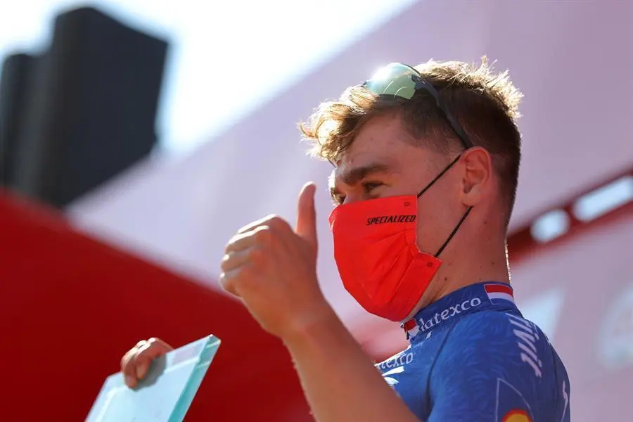 El holand&eacute;s Fabio Jakobsen, del equipo Deceuninck, en el podio tras ganar en la cuarta etapa de La Vuelta a Espa&ntilde;a, de 163,9 km, que discurre entre las localidades de El Burgo de Osma y Molina de Arag&oacute;n. EFE/Manuel Bruque