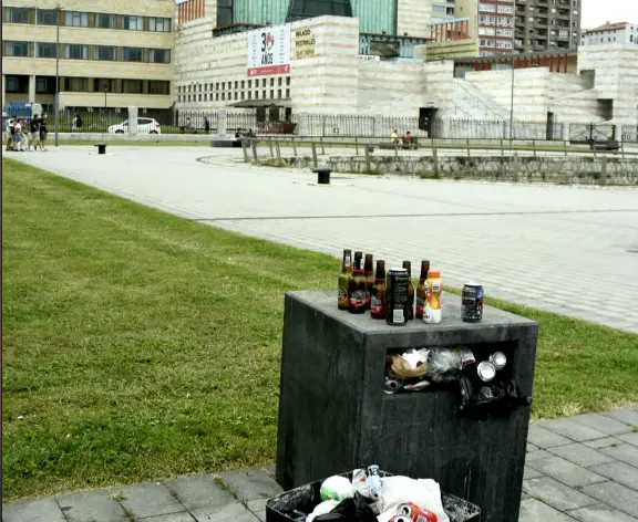 Estado de una de las papeleras en las inmediaciones del Palacio de Festivales el pasado s&aacute;bado. / Zubelzu