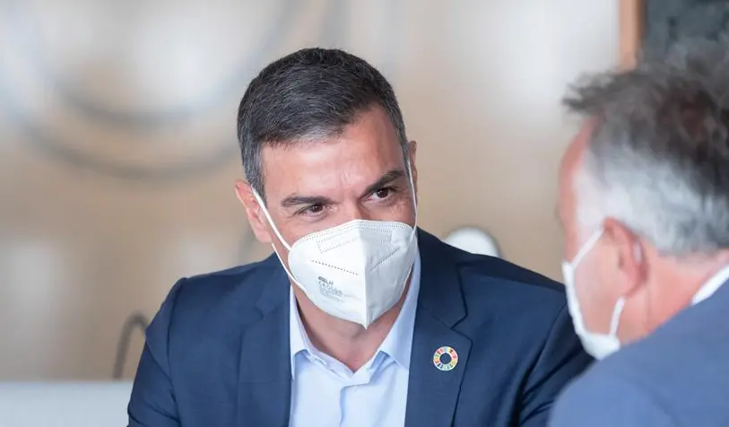 El presidente del Gobierno, Pedro S&aacute;nchez, recibi&oacute; este mi&eacute;rcoles al presidente de Canarias, &Aacute;ngel V&iacute;ctor Torres, en Lanzarote, donde se encuentra de vacaciones, para repasar los asuntos pendientes entre las dos administraciones.EFE/ Carlos Del Sa&aacute;