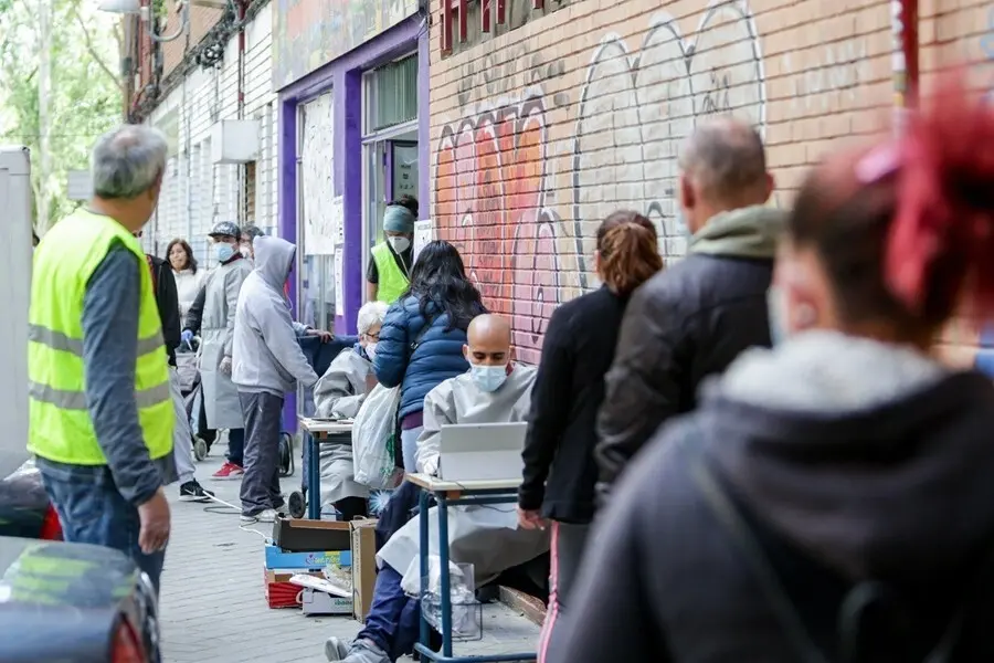 Archivo - Cientos de personas sin recursos hacen cola en Aluche en busca de "una bolsa de comida".