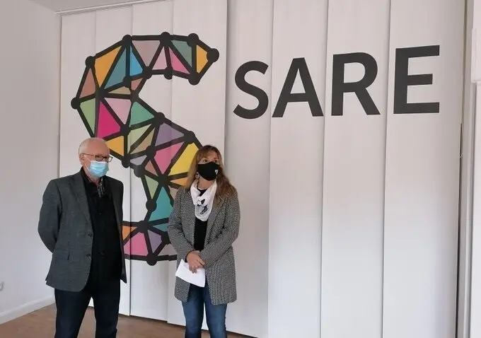 Archivo - El portavoz Sare, Joseba Azkarraga, y la representante de Etxerat, Patricia V&eacute;lez