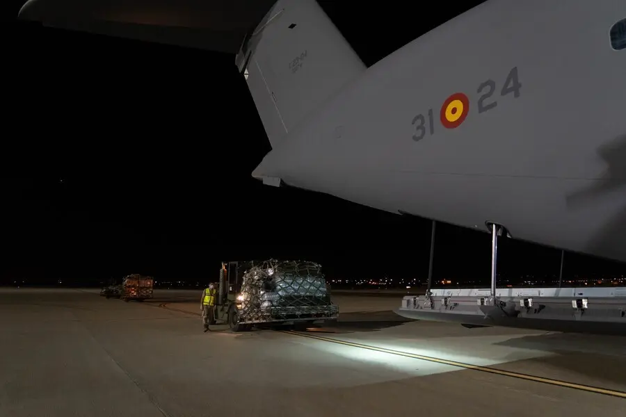 Preparaci&oacute;n de uno de los dos aviones A400M de las Fuerzas Armadas minutos antes del despegue en la base de Zaragoza rumbo a Dub&aacute;i, a 16 de agosto de 2021, en Zaragoza, (Espa&ntilde;a). 