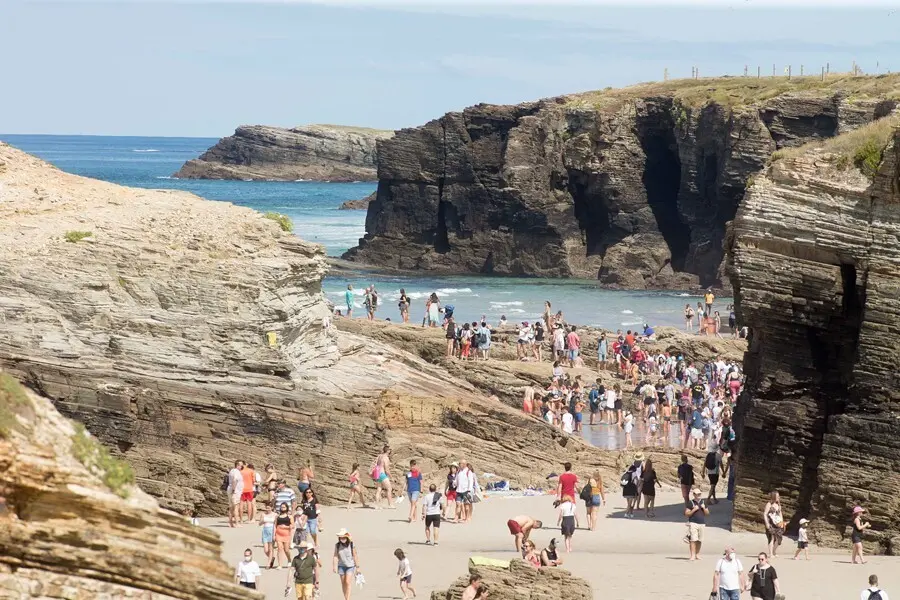 Turistas pasean por la playa de Las Catedrales, a 15 de agosto de 2021, en Ribadeo, Lugo, Galicia (Espa&ntilde;a). La playa de Las Catedrales o As Catedrais se mantiene como uno de los principales atractivos tur&iacute;sticos de la costa lucense. El entorno tiene estab