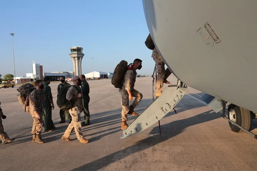 Militares suben al avi&oacute;n que ha despegado de Dub&aacute;i a Kabul para evacuar a los espa&ntilde;oles y colaboradores en Afganist&aacute;n, en la base a&eacute;rea de Al Minhad en Dub&aacute;i, a 18 de agosto de 2021, en Dub&aacute;i (Emiratos &Aacute;rabes). Este es el primer avi&oacute;n de las fuerzas armad