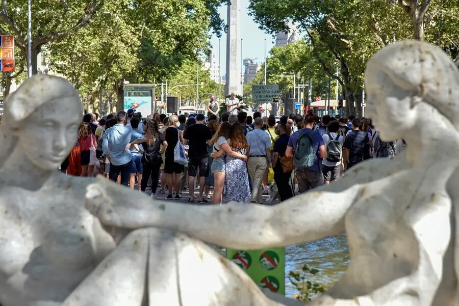 Archivo - J&oacute;venes en una concentraci&oacute;n en Barcelona