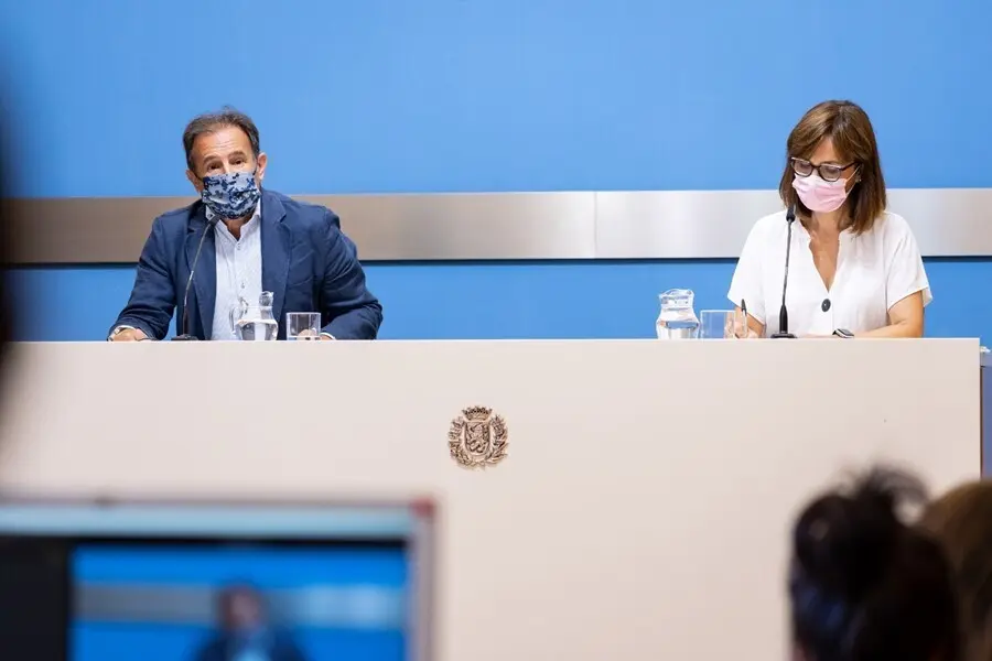 Angel Lor&eacute;n y Mar&iacute;a Anto&ntilde;anzas informan sobre las medidas que tomar&aacute; el Consistorio para afrontar la crisis humanitaria en Afganist&aacute;n