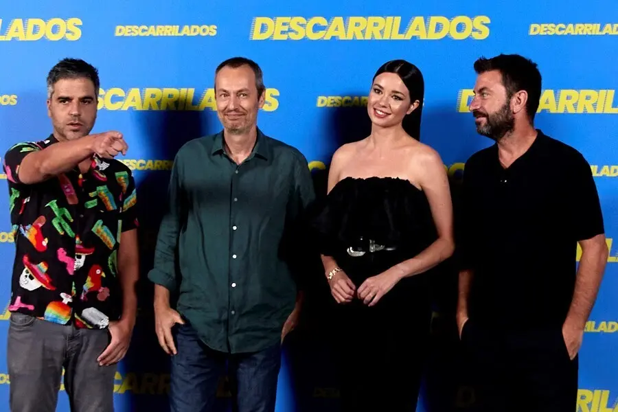 (I-D) El actor y c&oacute;mico Ernesto Sevilla; el director de cine Fer Garc&iacute;a-Ruiz; la actriz y bailarina espa&ntilde;ola Dafne Fern&aacute;ndez y el humorista, actor y presentador de televisi&oacute;n espa&ntilde;ol Arturo Valls en el photocall de la pel&iacute;cula Descarrillados