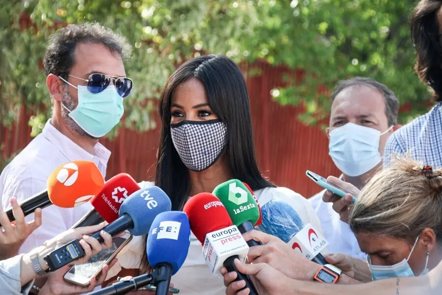 La vicealcaldesa de Madrid, Bego&ntilde;a Villac&iacute;s, responde a los medios durante su visita a las obras de acondicionamiento del patio del CEIP Nuestra Se&ntilde;ora del Lucero en el distrito de Latina.