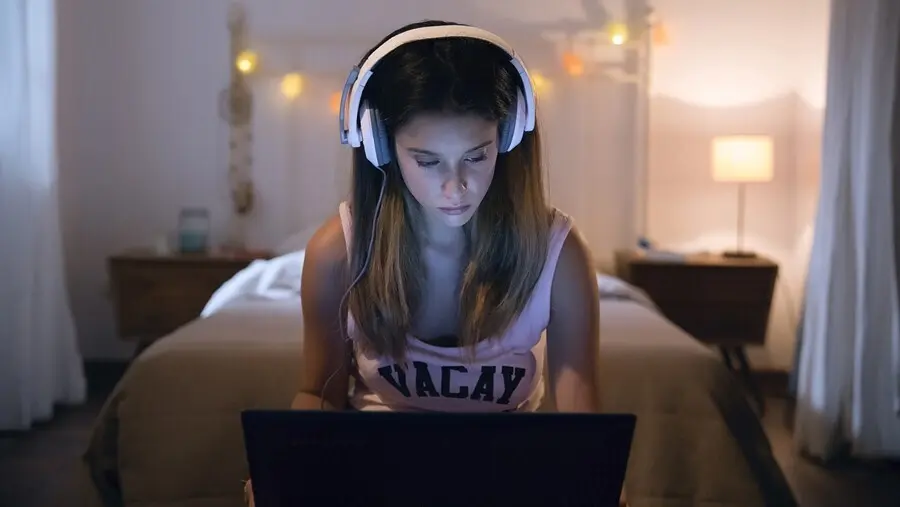Archivo - Ordenador, PC, Internet, navegar, cascos, joven, chica