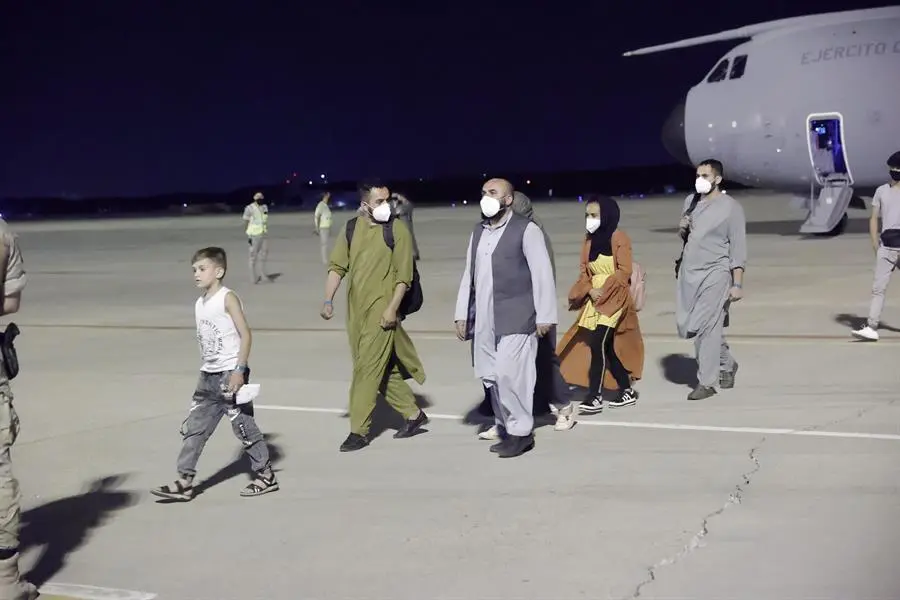 Fotograf&iacute;a de la llegada del primer avi&oacute;n desde Afganist&aacute;n con ciudadanos espa&ntilde;oles y colaboradores del operativo de repatriaci&oacute;n de Espa&ntilde;a hoy, en la base militar de Torrej&oacute;n de Ardoz (Madrid). El avi&oacute;n sali&oacute; hoy mismo de Kabul hacia Dub&aacute;i y es el primero de los tres aviones enviados estos d&iacute;as por el Ministerio de Defensa para la repatriaci&oacute;n de espa&ntilde;oles y de afganos que ayudaron a Espa&ntilde;a durante los a&ntilde;os que mantuvo su misi&oacute;n militar y de cooperaci&oacute;n en el pa&iacute;s asi&aacute;tico. EFE/ Zipi


JPG 1
300 x 200 px.; 32 bpp; 9,14 kB