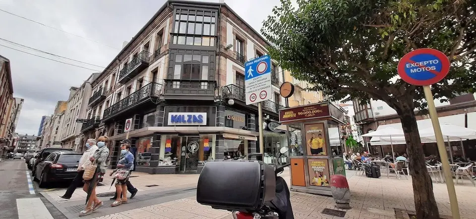 Varias personas cruzan una calle en el centro de Torrelavega. / S. D&iacute;az