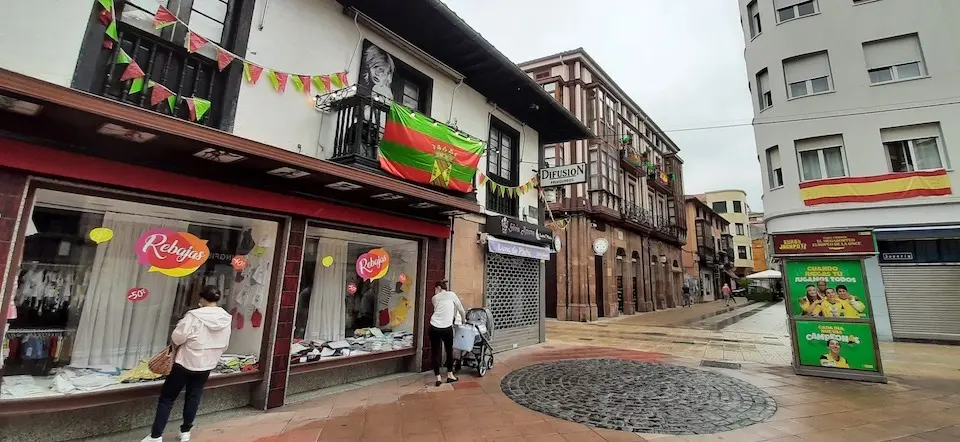 Varias personas por el centro de Torrelavega. / S. D&iacute;az