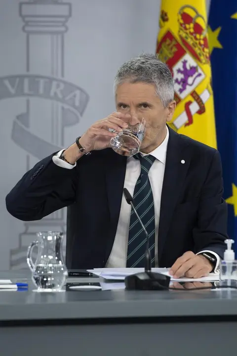 Archivo - El ministro del Interior, Fernando Grande-Marlaska, bebe agua en una comparecencia tras la conclusi&oacute;n del Consejo de Ministros