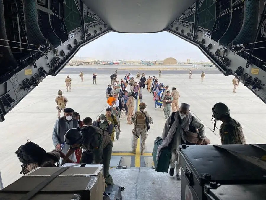 Un grupo de repatriados espa&ntilde;oles sube al avi&oacute;n A400M enviado por el Gobierno de Espa&ntilde;a para evacuarlos de Kabul