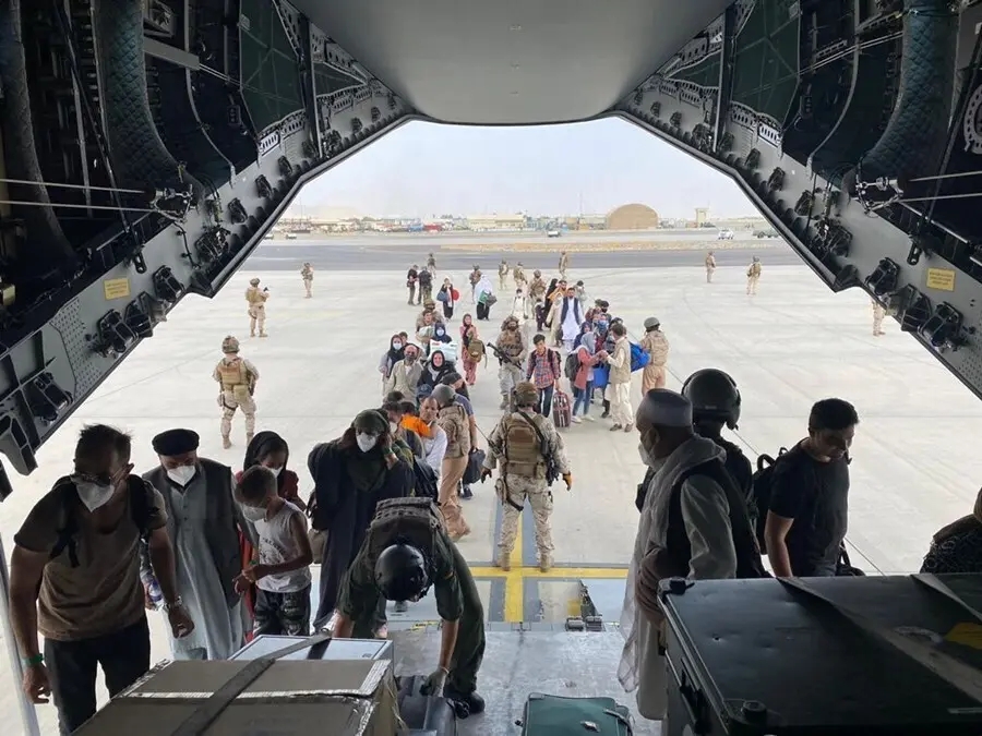 Un grupo de repatriados espa&ntilde;oles sube al avi&oacute;n A400M enviado por el Gobierno de Espa&ntilde;a para evacuarlos de Kabul
