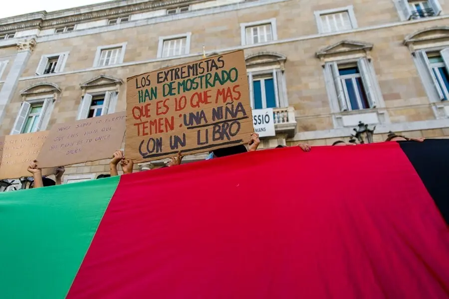 Concentraci&oacute;n de entidades en solidaridad con las mujeres y ni&ntilde;as de Afganist&aacute;n, en la plaza Sant Jaume de Barcelona