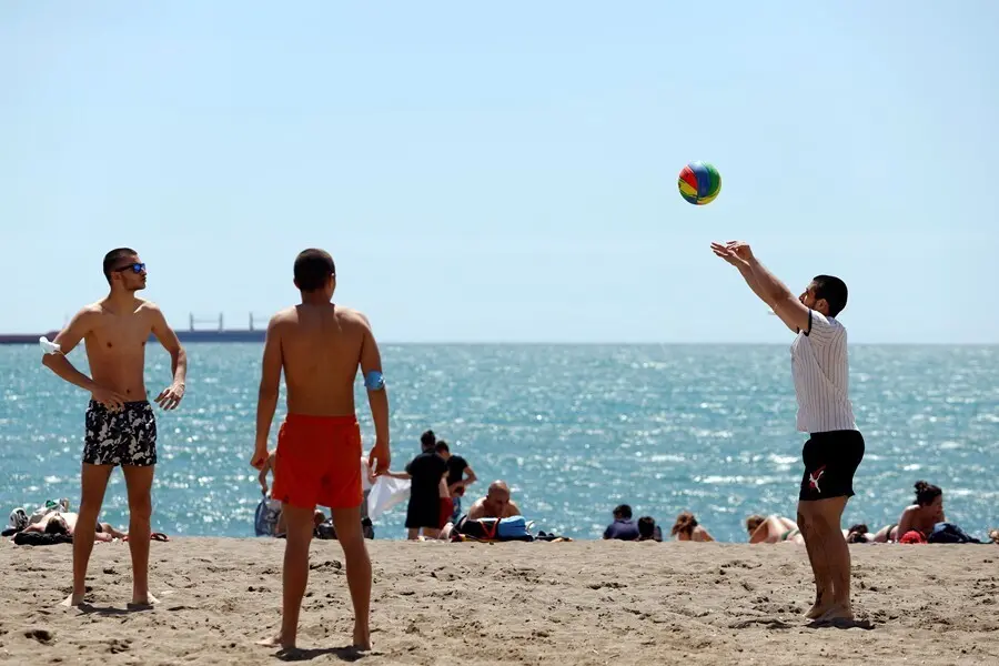Archivo - Malague&ntilde;os y visitantes disfrutan de las playas  de la capital durante el primer fin de semana de apertura de la movilidad entre provincias y coincidiendo con la primera semana del mes de mayo, en la imagen la playa de la Malagueta, a 02 de mayo