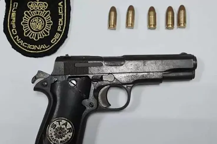 Arma incautada al detenido.POLIC&Iacute;A NACIONAL