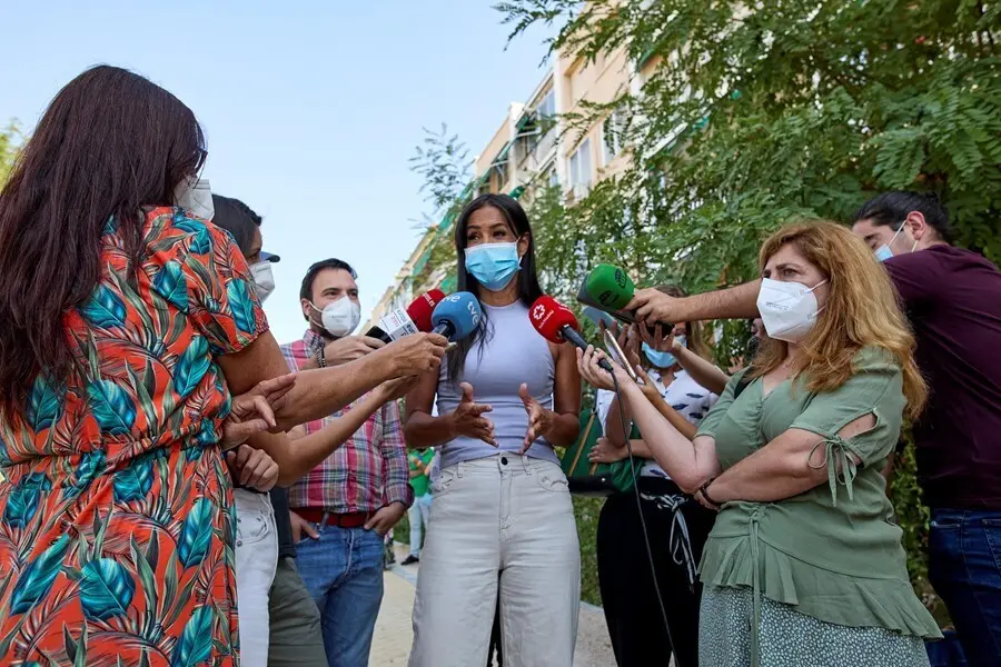 La vicealcaldesa de Madrid, Bego&ntilde;a Villac&iacute;s, responde a los medios durante su visita a los trabajos finalizados de renaturalizaci&oacute;n de una parcela en el lateral de la M-30, junto a la calle Ricardo Ortiz, en el distrito de Ciudad Lineal, a 19 de agosto de