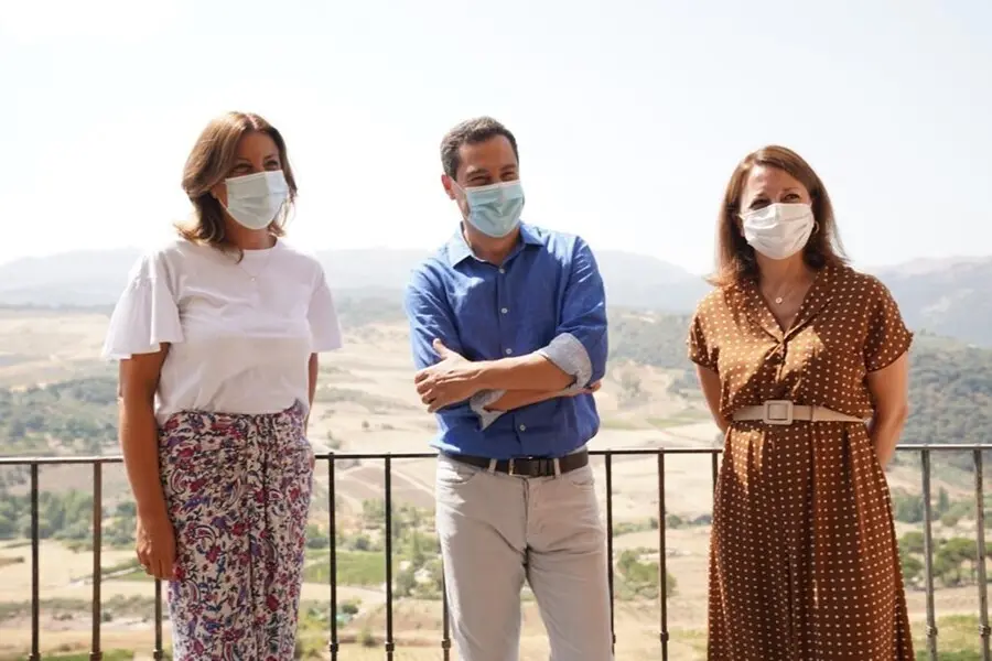 El presidente andaluz, Juanma Moreno, visita Ronda (M&aacute;laga) con la alcaldesa, Mar&iacute;a Paz Fern&aacute;ndez (izquierda) y la delegada de la Junta de Andaluc&iacute;a en M&aacute;laga, Patricia Navarro (derecha)