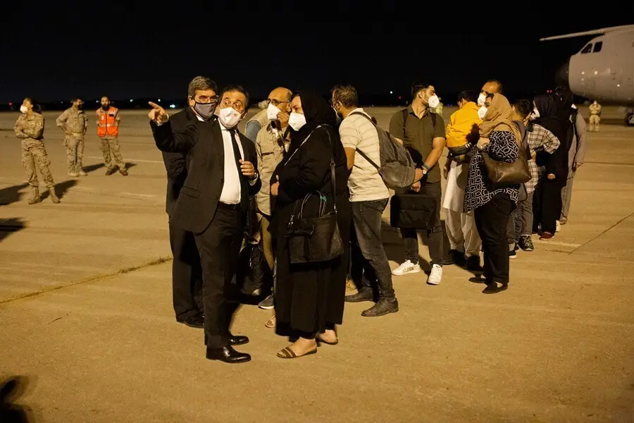 Jos&eacute; Luis Escriv&aacute; y Jos&eacute; Manuel Albares, reciben a los pasajeros del avi&oacute;n A400M