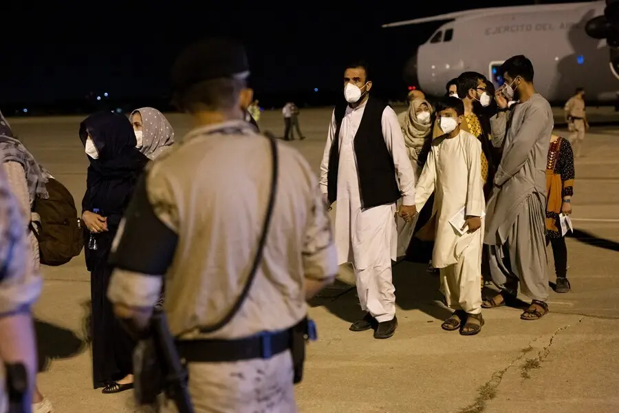 Varias personas repatriadas llegan a la pista tras bajarse del avi&oacute;n A400M en el que ha sido evacuados de Kabul