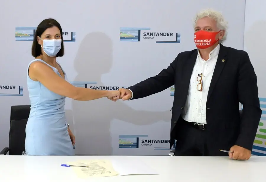 La alcaldesa de Santander, Gema Igual, y el presidente de la Asociaci&oacute;n Empresarial de Hosteler&iacute;a de Cantabria (AEHC), &Aacute;ngel Cuevas, en la firma de un nuevo convenio