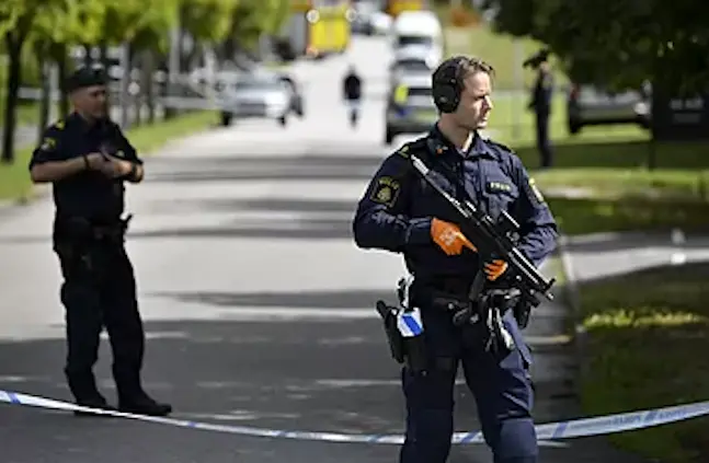Polic&iacute;a desplegada frente al colegio de Esl&ouml;v.Johan NilssonAP