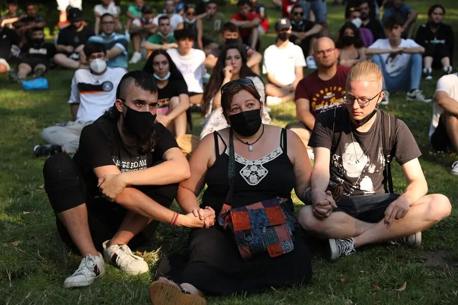 Archivo - Varias personas participan en un homenaje a Isaac, un joven asesinado el mi&eacute;rcoles por la noche, en el Parque del Oeste