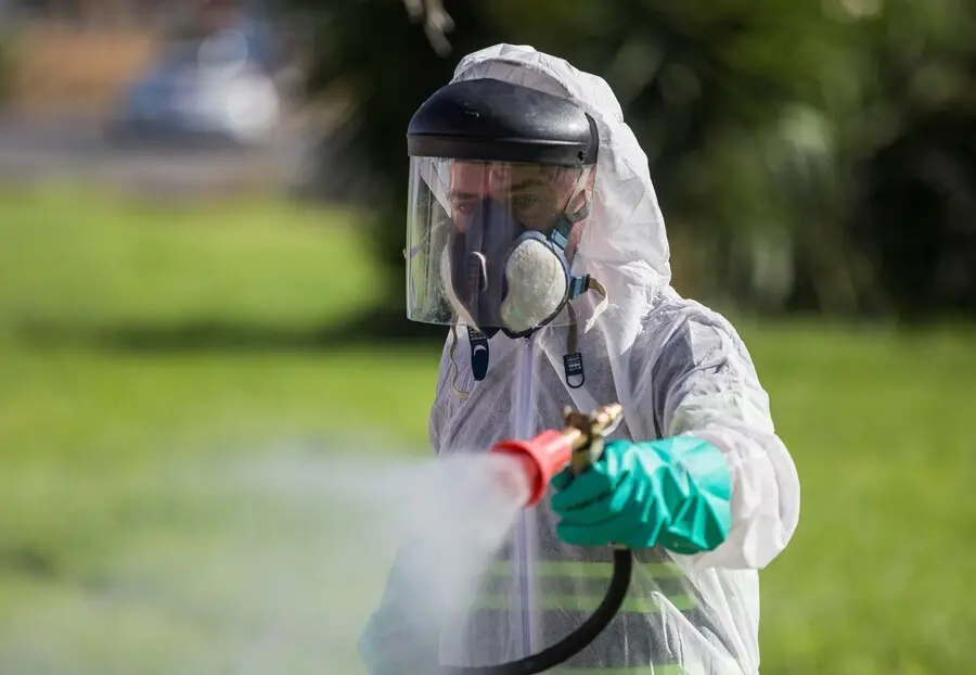 Archivo - Un trabajador durante las labores de fumigaci&oacute;n contra los mosquitos causantes del virus del Nilo en Coria del R&iacute;o