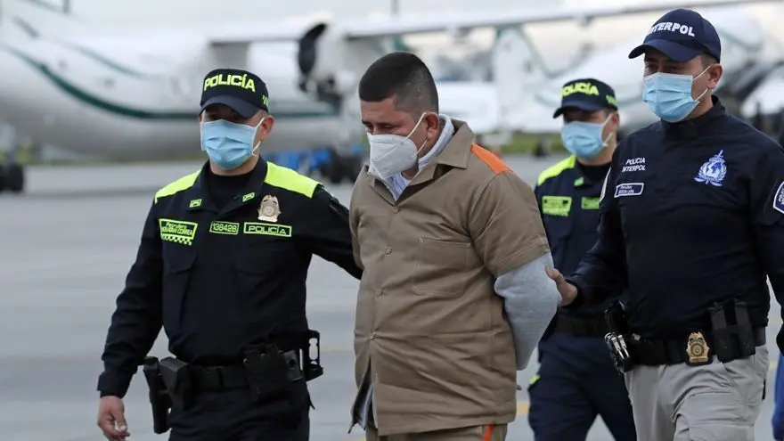 Las autoridades colombianas extraditaron este jueves a Estados Unidos a Alex&aacute;nder Montoya &Uacute;suga, primo de Dairo Antonio &Uacute;suga David, conocido como "Otoniel" y m&aacute;ximo jefe de la banda criminal Clan del Golfo, as&iacute; como a Yamith Pic&oacute;n Rodr&iacute;guez y Henry Trigo, integrantes de la guerrilla del Ej&eacute;rcito de Liberaci&oacute;n Nacional (ELN).
Im&aacute;genes: Juan Diego L&oacute;pez y Polic&iacute;a Nacional de Colombia.
