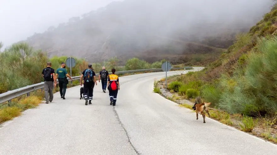 Un dispositivo establecido por la Guardia Civil retom&oacute; esta ma&ntilde;ana las labores de b&uacute;squeda de la mujer de 50 a&ntilde;os que desapareci&oacute; el pasado 26 de julio en la localidad granadina de Sorvil&aacute;n, cuyo cad&aacute;ver ha sido localizado sobre las 13,30 horas por uno de dichos perros y a algo m&aacute;s de siete kil&oacute;metros del punto donde se inicio el operativo. EFE/Alba Freixas
