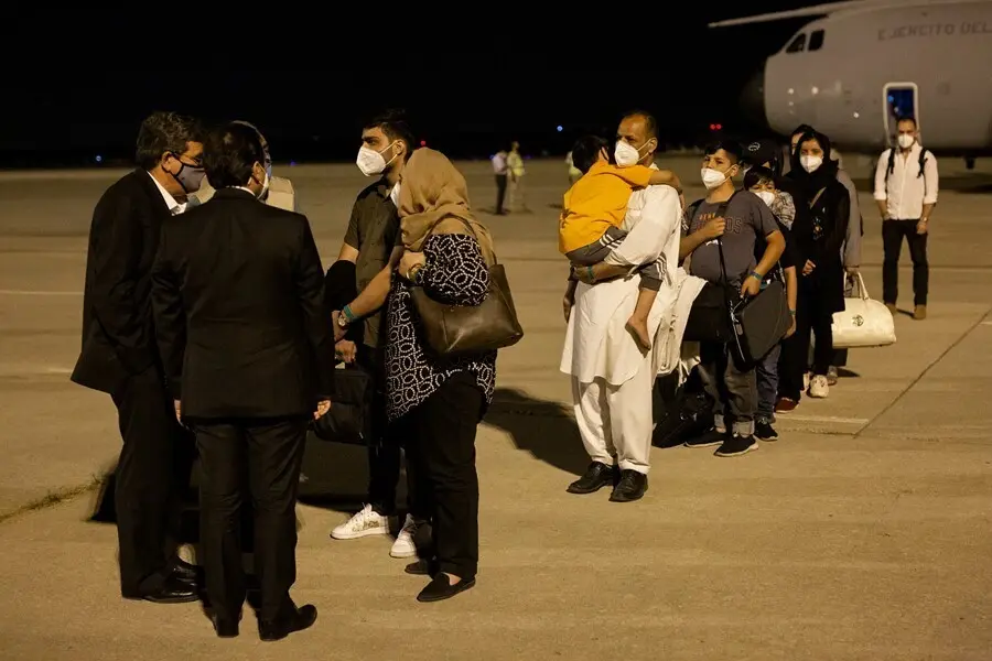 (I-D) El ministro de Inclusi&oacute;n, Seguridad Social y Migraciones, Jos&eacute; Luis Escriv&aacute;; y el ministro de Asuntos Exteriores, Uni&oacute;n Europea y Cooperaci&oacute;n, Jos&eacute; Manuel Albares, reciben a los pasajeros del avi&oacute;n A400M a su llegada a pista tras su evacuaci&oacute;n de Ka