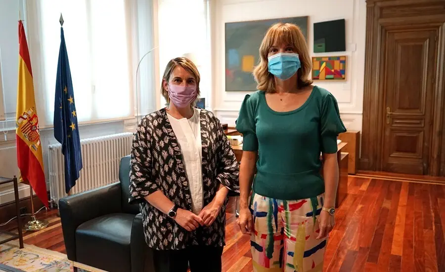 La ministra de Educaci&oacute;n y Formaci&oacute;n Profesional junto a la presidenta de COFAPA, Bego&ntilde;a Ladr&oacute;n De Guevara.