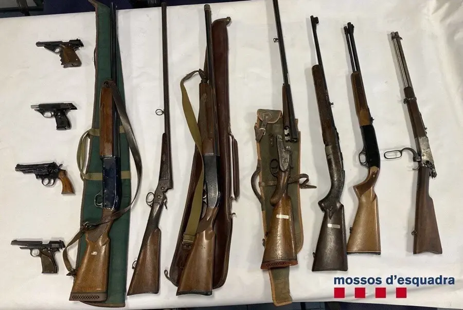 El presunto autor de las amenazas contra el presidente Pere Aragon&egrave;s ten&iacute;a 11 armas de fuego en su casa