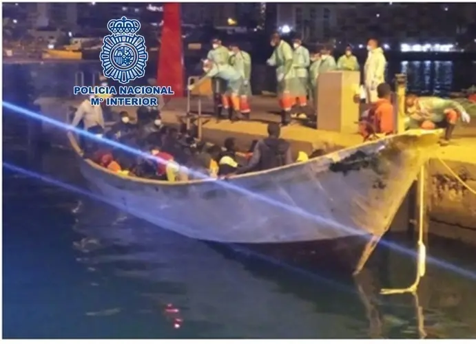 Cayuco llegado con 72 migrantes a Los Cristianos