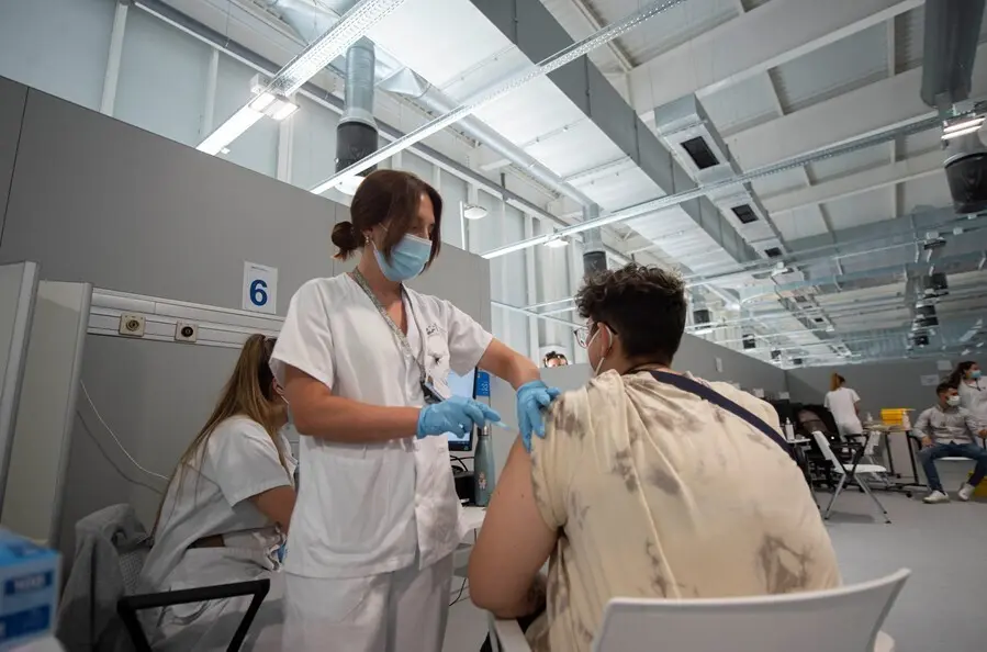 Archivo - Un joven recibe la vacuna en el Hospital Zendal 