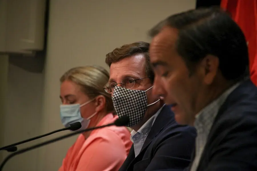 (I-D) La portavoz del equipo de Gobierno, Inmaculada Sanz; el alcalde de Madrid, Jos&eacute; Luis Mart&iacute;nez-Almeida; y el delegado de Medio Ambiente y Movilidad, Borja Carabante, en una rueda de prensa posterior a la Junta de Gobierno Extraordinaria de Madrid