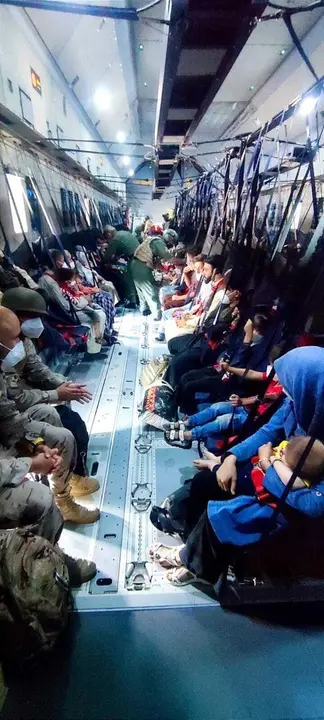 Repatriados de Kabul en el interior del avi&oacute;n con destino a Espa&ntilde;a, a 20 de agosto de 2021