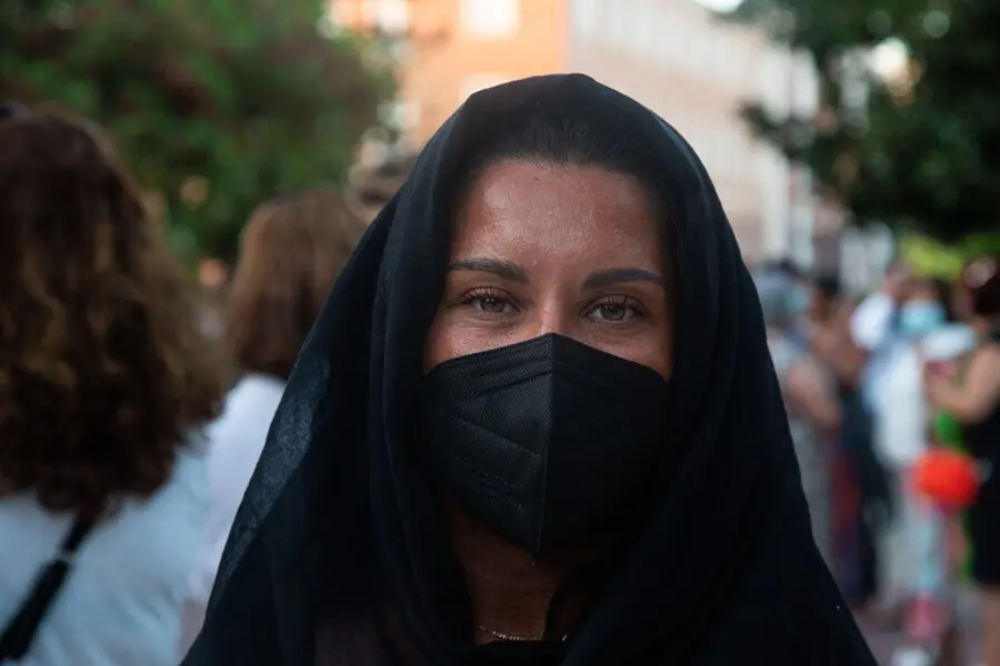 Una mujer durante una concentraci&oacute;n para reivindicar los derechos y libertades de las mujeres afganas